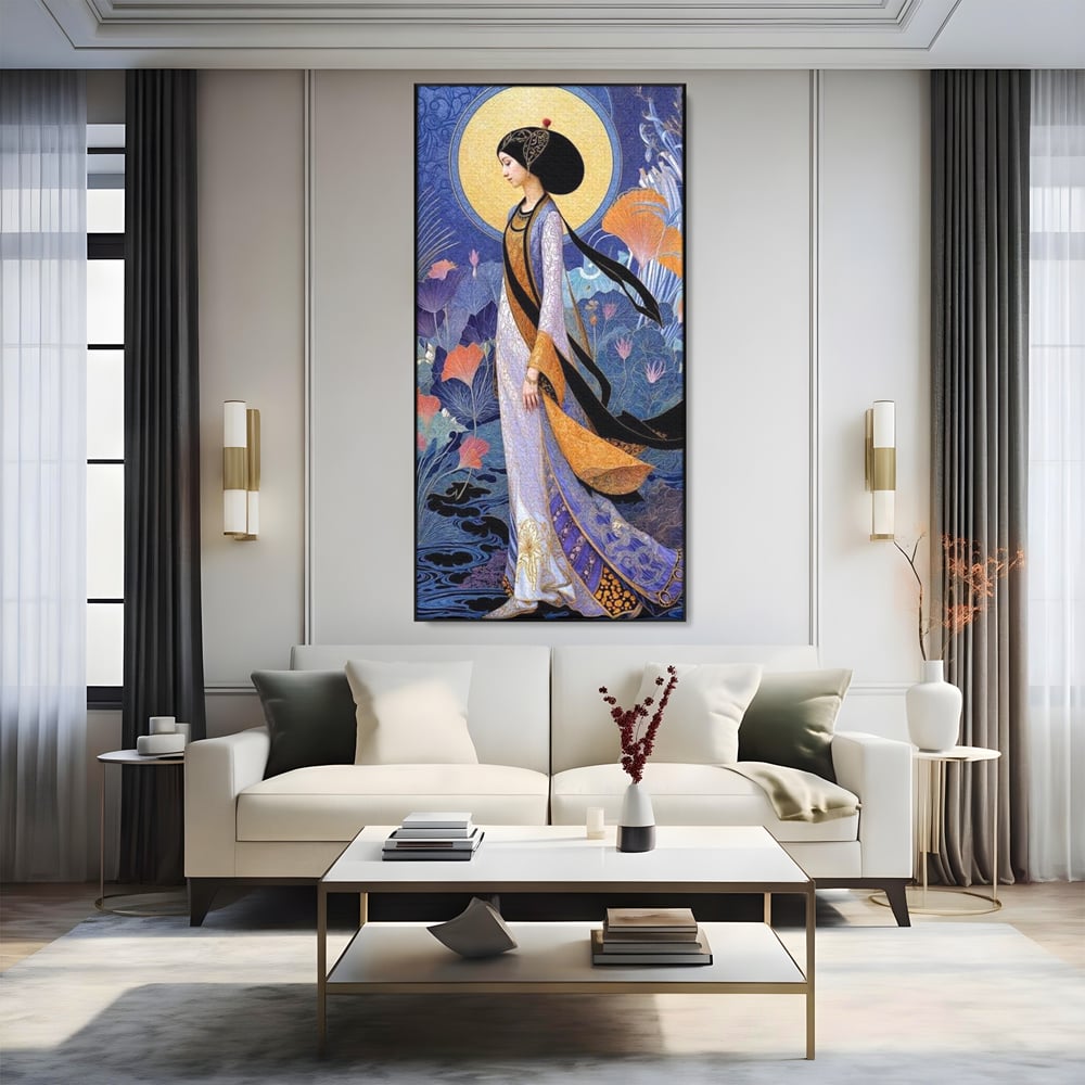 Tablou canvas cu tablou canvas cu regina in stil art nouveau, in rama de aluminiu negru, pe perete intr-un living